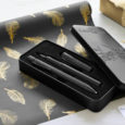 Grip Edition Gold & All Black Faber-Castell Für alle Fans des geschriebenen Wortes gibt es jetzt eine neue stylische Edition, die mit schickem Design punktet und zugleich komfortabel in der Hand liegt: Die Grip Edition Gold und All Black präsentiert Füller und Kugelschreiber mit matter Oberfläche und stabilem Edelstahlclip in […]