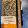 So etwas ist eben nur im Fachgeschäft möglich! Ein Unikat bestehend aus: Ein Kalender von paperblanks und eine Stiftschlaufe“pen Loop“ von Leuchtturm, sowie ein Klassiker-Kugelschreiber „Jotter“, alles farblich abgestimmt, passt!