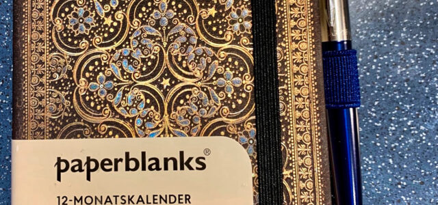 So etwas ist eben nur im Fachgeschäft möglich! Ein Unikat bestehend aus: Ein Kalender von paperblanks und eine Stiftschlaufe“pen Loop“ von Leuchtturm, sowie ein Klassiker-Kugelschreiber „Jotter“, alles farblich abgestimmt, passt!
