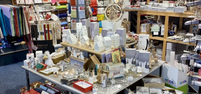 …ein Lichtlein brennt. Erst eins, dann zwei, dann drei, dann vier und dann steht Weihnachten vor der Tür. Zwischen den Lichtlein bekommst Du alles rund um den Advent und Weihnachten. Von Adventskalendern, Weihnachtskarten für jeden Geschmack, Verpackungsmaterial, schöne Schachteln, Geschenke und vom 3. bis 9.12.2024 auch eine gratis Gravur bei […]